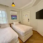Adria Hotell *