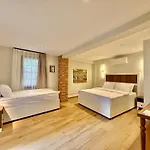 Adria Hotell *