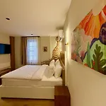 Adria Hotell *